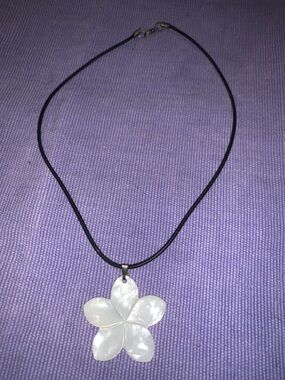 Mother of Pearl Flower Pendant Necklace - White